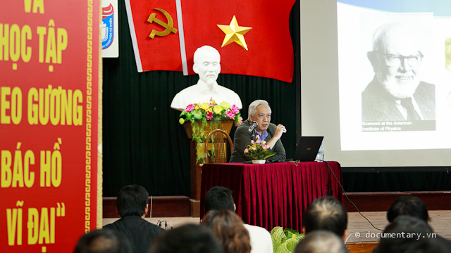 GS Trịnh Xuân Thuận kể về quá trình ra đi tìm đường học tập, nghiên cứu trong phần đầu buổi toạ đàm "Những phát hiện mới của thiên văn học" tại Trường ĐH Khoa học Tự nhiên Hà Nội, sáng 09/12/2011.